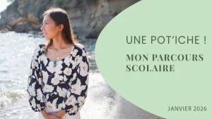 Amandine debout au bord de la mer, regardant vers la gauche, devant des falaises rocheuses. À droite de l’image, un aplat vert contient le texte « Une pot’iche ! Mon parcours scolaire – Janvier 2026 ».